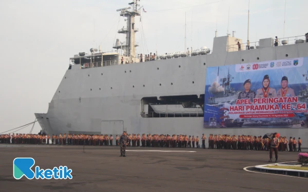 Thumbnail Berita - Megah! Upacara Peringatan Hari Pramuka Ke-64 Digelar di Dermaga Ujung Surabaya