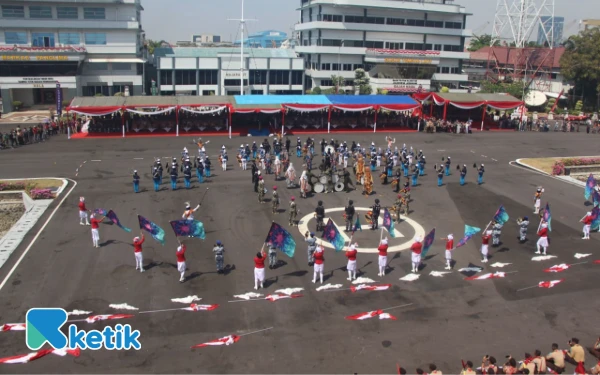 Thumbnail Marching band dari SMA Taruna Nala membawakan sejumlah lagu pada upacara peringatan hari Pramuka ke-64 di Dermaga Ujung Koarmada II Surabaya. (Foto: Fitra/Ketik)