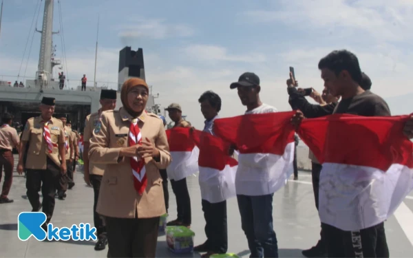 Thumbnail Kamabida Khofifah Indar Parawansa memberikan baksos ke nelayan di atas KRI Surabaya. (Foto: Fitra/Ketik)