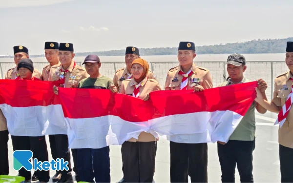 Thumbnail Nelayan dan Kamabida Khofifah Indar Parawansa setelah kegiatan baksos di KRI Surabaya. (Foto: Fitra/Ketik)