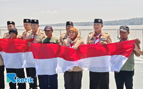 Thumbnail Berita - Bagikan Sembako dan Bendera, Khofifah Harap Nelayan Tak Lupakan Lagu Hari Merdeka