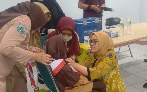 Thumbnail Berita - Ketua PKK Kota Surabaya Tinjau Langsung Bulan Imunisasi Anak Nasional di MI MAS