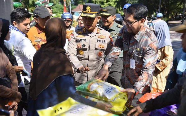Thumbnail Berita - Dukung Stabilitas Pangan, Polres Bondowoso Gelar Operasi Pasar Beras Murah