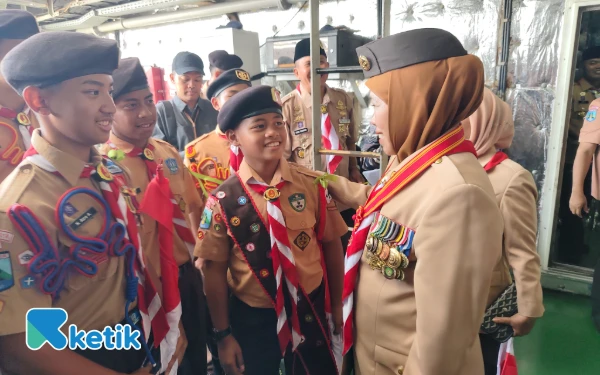 Thumbnail Berita - Momen Unik Gubernur Khofifah Pinjamkan HP Buat Swafoto Bareng Kader Pramuka Cilik Asal Malang