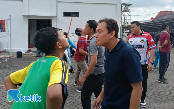 Thumbnail Berita - Serunya Agustusan di Disdagnaker Pacitan: Ada Volly Geber-Estafet Mukul Paku