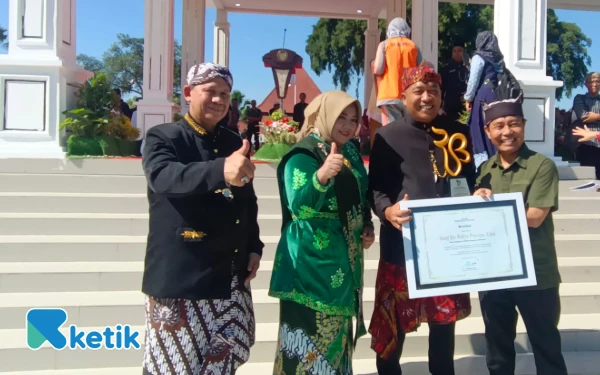 Thumbnail Berita - Bupati Situbondo Yusuf Rio Terima Penghargaan Tokoh UMKM 2025 dari Radar Banyuwangi Jawa Pos Group