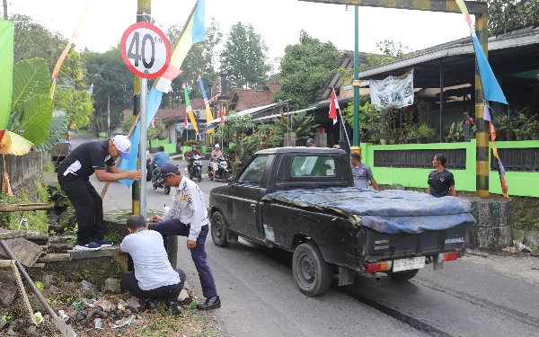 Thumbnail Berita - Dishub Sleman Pasang Rambu Batas Kecepatan di Turgo-Pakem untuk Tekan Laju Kendaraan Berat