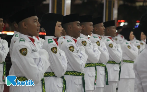 Thumbnail Latihan untuk Paskibraka Jombang 2025 telah berlangsung sejak Mei lalu. (Foto: Rifat/Ketik)