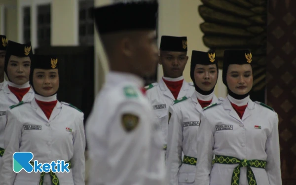 Thumbnail Dalam sambutannya, Warsubi menyebut para anggota Paskibraka Jombang 2025 adalah generasi muda-generasi muda pilihan. "Tidak semua pemuda-pemudi mendapat kehormatan seperti ini," ucap Warsubi. (Foto: Rifat/Ketik)
