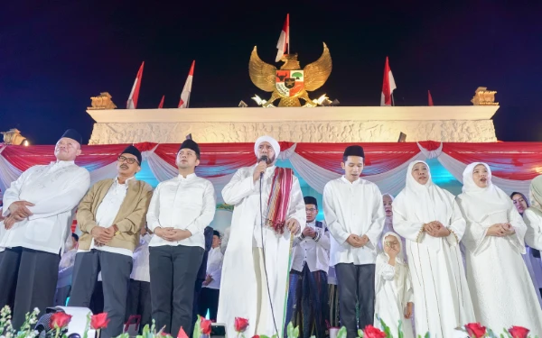Thumbnail Berita - Khusyuk! Khofifah dan Ribuan Warga Jatim Gelar Zikir dan Sholawat Syukuran 80 Tahun Kemerdekaan RI