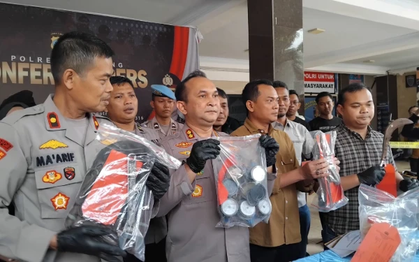 Thumbnail Berita - Polres Lumajang Ringkus Dua Pelaku Pencurian 91 Meteran Air, Rugikan Perumdam Rp32 Juta