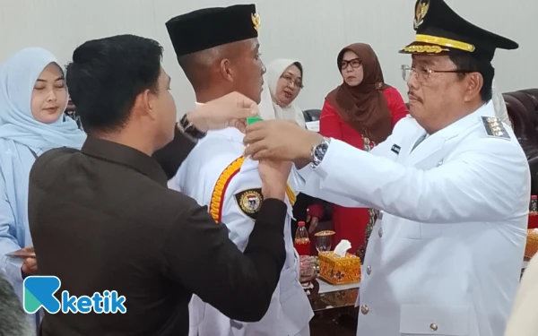 Thumbnail Berita - HUT ke-80 RI, Bupati Aceh Singkil Kukuhkan Pasukan Pengibar Bendera