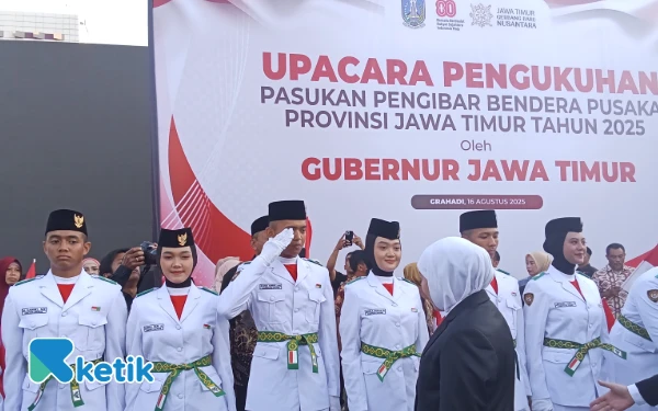 Thumbnail Berita - Khofifah Kukuhkan 76 Paskibraka Jatim, Pesan Haru Mengiringi Prosesi Sakral di Grahad