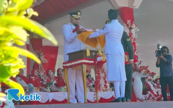 Thumbnail Inspektur Upacara Bassam Kasuba menyerahkan Bendera Merah Putih (Foto: Mursal/Ketik)