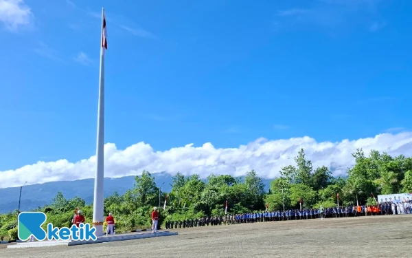 Thumbnail Bendera merah putih telah dikibarkan. Para peserta apucara dalam sikap siap mengikuti penaikan bendera merah putih (Foto: Mursal/Ketik)