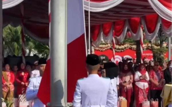 Thumbnail Berita - Bendera Terbalik di Upacara HUT Ke-80 RI, Wali Kota Surabaya: Momentum Belajar dari Semangat Paskibra