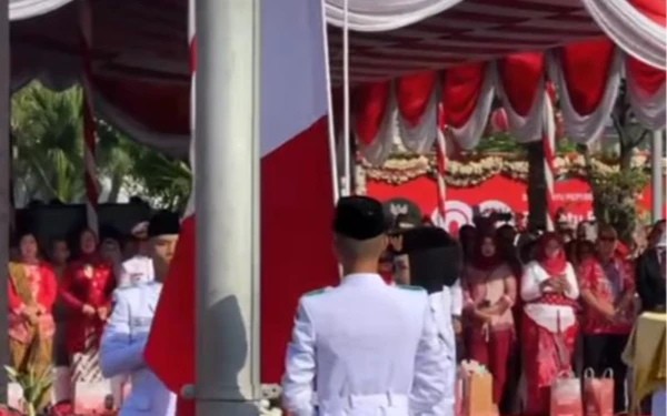 Thumbnail Berita - Momen Bendera Terbalik di Balai Kota Surabaya, Ketua Komisi A Dorong Seleksi Paskibra Lebih Ketat