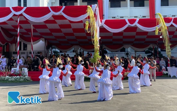 Thumbnail Para penampil kompak mengenakan pakaian merah putih di Upacara HUT Ke-80 RI di Balai Kota Surabaya. (Foto: Shinta Miranda/Ketik)