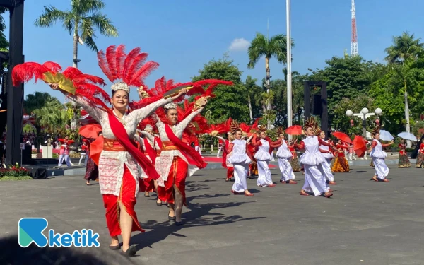 Thumbnail Berita - Meriahnya Penampilan Budaya di Momen HUT Ke-80 Tahun RI di Balai Kota Surabaya