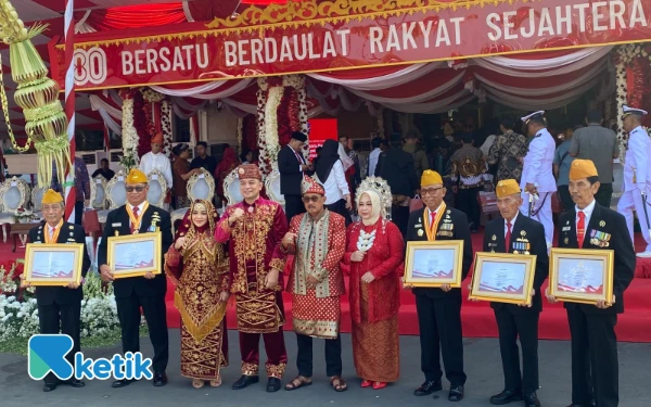 Thumbnail Para veteran yang menerima penghargaan dari Wali Kota Surabaya Eri Cahyadi. (Foto: Shinta Miranda/Ketik)