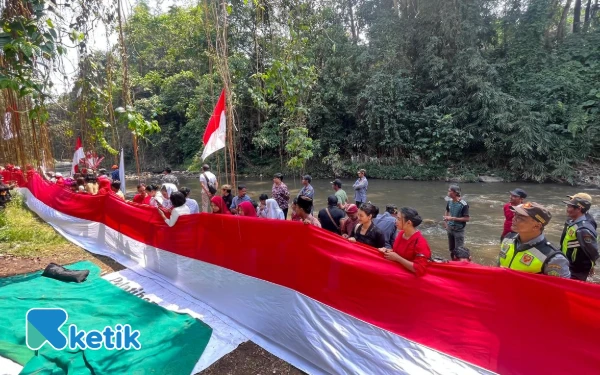 Thumbnail Berita - Bendera Merah Putih 80 Meter Terbentang di Sepanjang Sungai Brantas