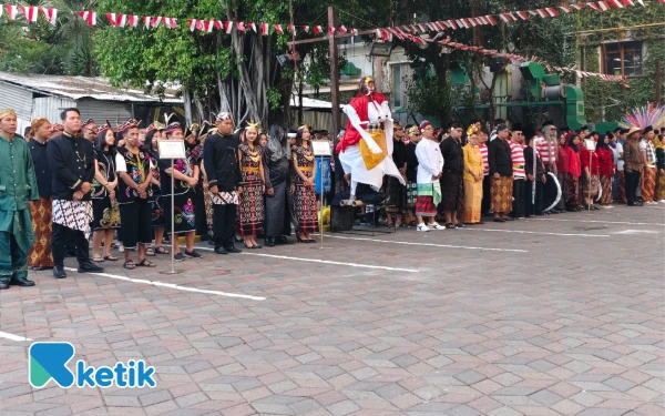 Thumbnail Berita - Pernak-Pernik Upacara Peringatan HUT ke-80 RI, Totalitas Pakai Baju Adat Hingga Bawa Properti