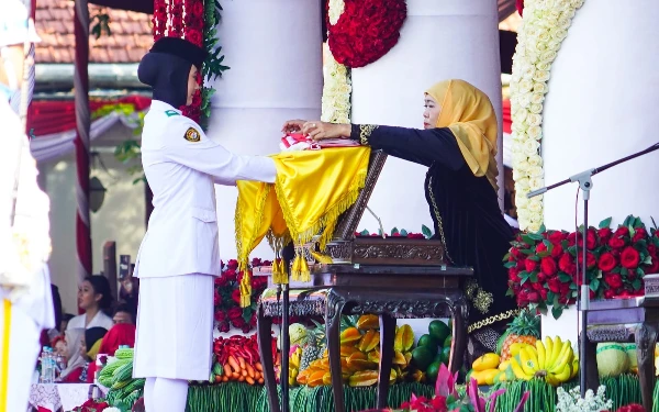 Thumbnail Berita - ANGGUN! Jadi Inspektur Upacara HUT Ke-80 RI, Gubernur Khofifah Kenakan Baju Adat