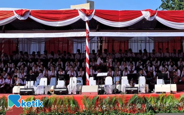 Thumbnail Berita - SALUT! Mahasiswa Biologi Ini Jadi Pelatih dan Konduktor Paduan Suara Upacara HUT ke-80 RI di Grahadi