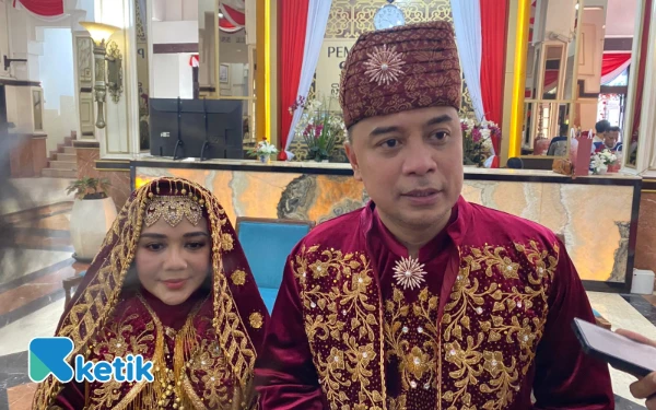 Thumbnail Berita - HUT ke-80 RI, Wali Kota Surabaya Kenakan Baju Adat Minang sebagai Simbol Keberagaman