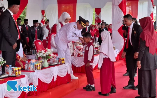 Thumbnail Berita - Dua Bocah SD Menyisipkan Semangat Kecil di Upacara Besar Halmahera Selatan