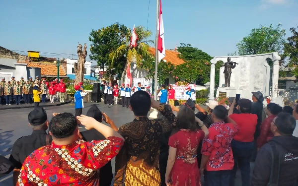 Thumbnail Berita - HUT ke-80 RI, Upacara Khidmat di Makam Pahlawan WR Soepratman Satukan Komunitas Surabaya