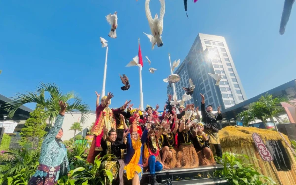 Thumbnail Berita - Hotel Grand Mercure Malang Mirama Lepas 300 Merpati di Upacara HUT Ke-80 RI