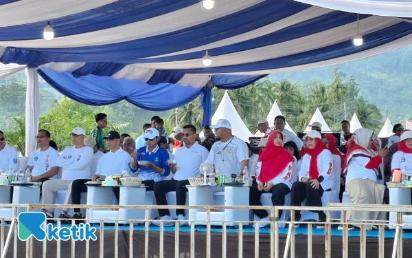 Thumbnail Kehadiran Bupati Hasan Ali Bassam Kasuba dan Wakil Bupati Helmi Umar Muchsin pada Car Free Day memicu semangat masyarakat, menghadirkan energi kolektif yang menyatukan kesadaran sehat dengan spirit Kemerdekaan RI ke-80 di Halmahera Selatan (Foto: Mursal/Ketik)