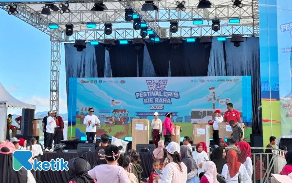 Thumbnail Antusiasme masyarakat Halmahera Selatan kian merekah dalam gelaran Car Free Day yang disemarakkan dengan pembagian doorprize berupa perabot rumah tangga, hasil kolaborasi dan dukungan institusi perbankan. Riuh sorak dan wajah penuh harap menjadi cerminan harmoni sosial, di mana kesehatan fisik bertaut dengan euforia kolektif, sementara hadiah-hadiah itu menjadi simbol kecil tentang bagaimana kebersamaan, ekonomi, dan semangat kemerdekaan RI ke-80 dapat saling berkelindan dalam ruang publik yang egaliter (Foto: Mursal/Ketik)