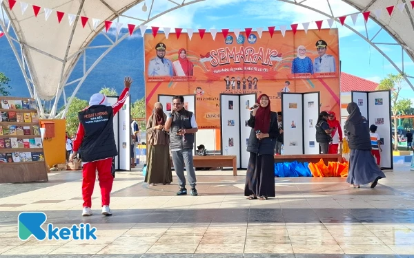 Thumbnail Para penggiat literasi di Car Free Day memilih jalan unik: mengemas ilmu lewat kuis berhadiah. Anak-anak pun antusias, bukan semata karena hadiah, tapi karena tawa yang menyertai. Satirnya, buku baru dilirik bila disandingkan dengan doorprize. Namun justru di situlah benih literasi tumbuh—pelan, sederhana, tapi menjanjikan arah. (Foto: Mursal/Ketik)