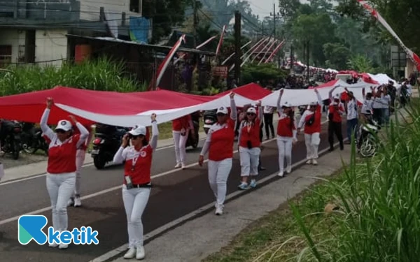 Thumbnail Berita - Tempuh Jarak 35 Km, Ribuan Warga Kabupaten Malang Kirab Bendera Merah Putih