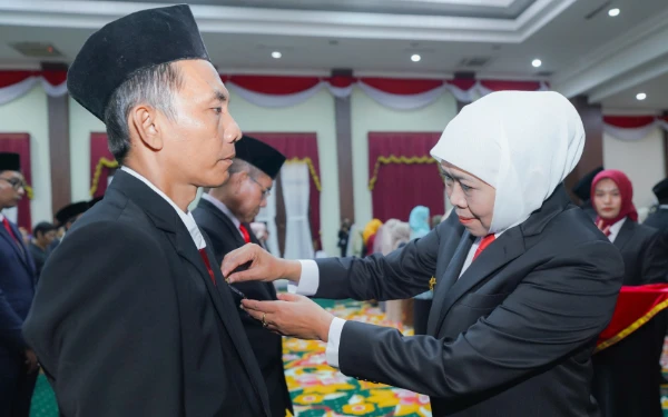 Thumbnail Berita - Gubernur Khofifah Sematkan Satyalancana Karya Satya ke 576 ASN Jatim, Serukan Peningkatan Kualitas Pendidikan