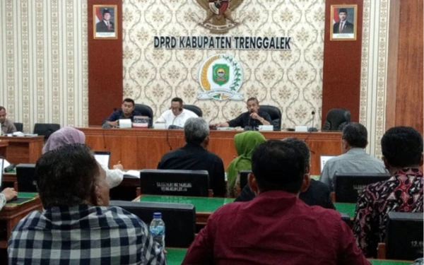 Thumbnail Berita - Dikejar Deadline, Pansus RPJMD DPRD Trenggalek Gelar Rapat Finalisasi Malam Hari