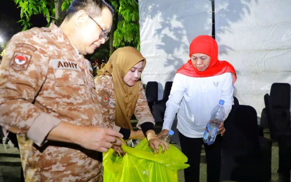 Thumbnail Berita - Aksi Heroik Khofifah Punguti Sampah Tengah Malam Usai Pesta Rakyat! Siap Ganti Kerusakan Taman Apsari