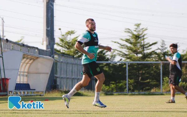 Thumbnail Berita - Striker Persebaya Belum Cetak Gol, Eduardo Perez Bela Mihailo Perovic