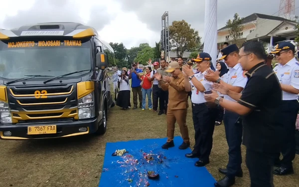 Thumbnail Berita - Dukung Pengembangan Pariwisata, Pemkab Mojokerto Luncurkan Feeder Transjatim Mojokerto-Trawas