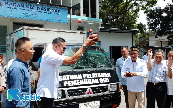 Thumbnail Berita - Wali Kota Malang Resmikan Dapur SPPG Morse, Bagikan 3.200 Porsi MBG Perdana ke Sekolah