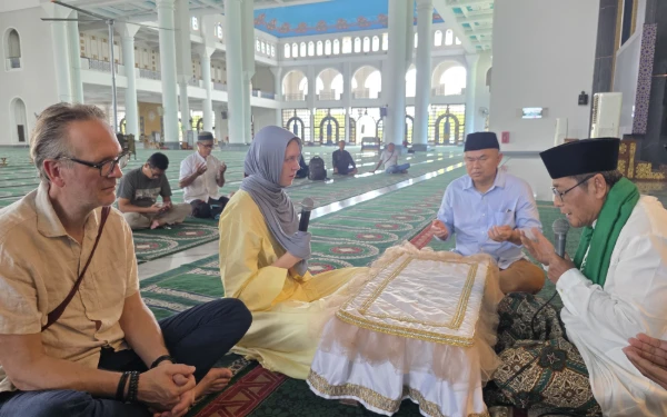 Thumbnail Berita - Lisa! Bule Belanda Atheis Pilih Islam Setelah Belajar di UGM, Ini Kisahnya yang Menyentuh