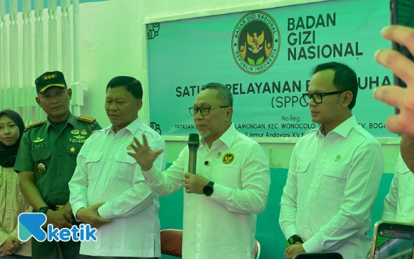 Thumbnail Berita - Menko Pangan Zulkifli Hasan Tinjau SPPG Wonocolo, Pastikan Jaminan Mutu Makanan Program MBG