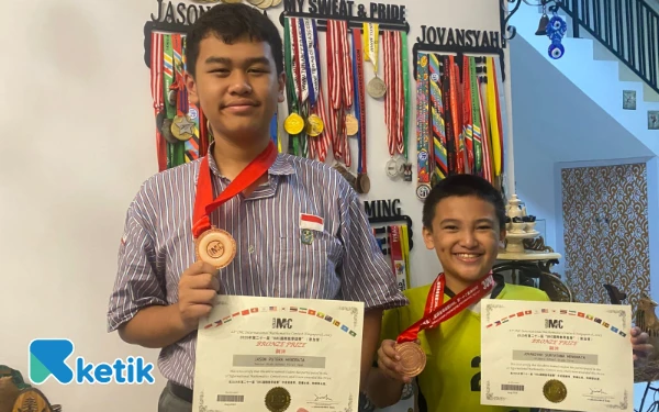 Thumbnail Berita - Jason dan Jovansyah, Kakak Beradik Asal Surabaya Ukir Prestasi Kompetisi Matematika Internasional