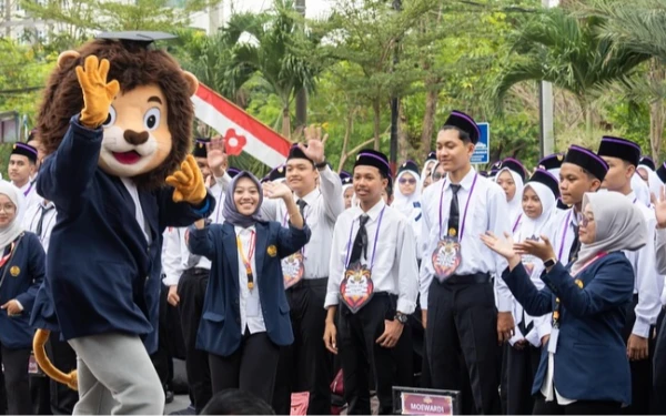 Thumbnail Berita - Kreativitas PKKMB Unesa 2025, Orkestra Jawa hingga Talkshow Kebangsaan