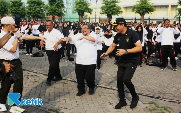 Thumbnail Berita - Bupati Sidoarjo Subandi Angkat Ribuan PPPK, Pegawai Non-ASN Sambut Bahagia