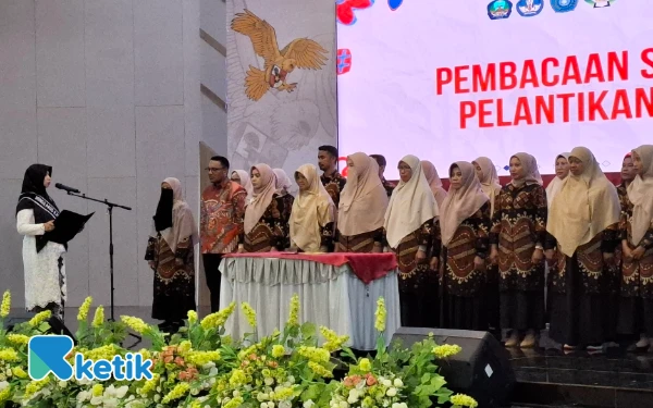 Thumbnail Pembacaan SK Pelantikan Pengurus Bunda Paud Kabupaten Halmahera Selatan (Foto: Mursal/Ketik)