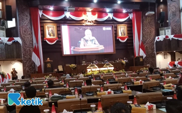 Thumbnail Berita - Rapat Paripurna Perubahan APBD 2025, Ini Jurus Gubernur Jatim Optimalkan PAD