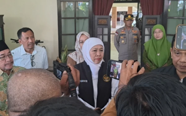 Thumbnail Berita - Gubernur Khofifah Turun Langsung ke Sumenep, Pastikan Penanganan KLB Campak Cepat dan Terkoordinasi